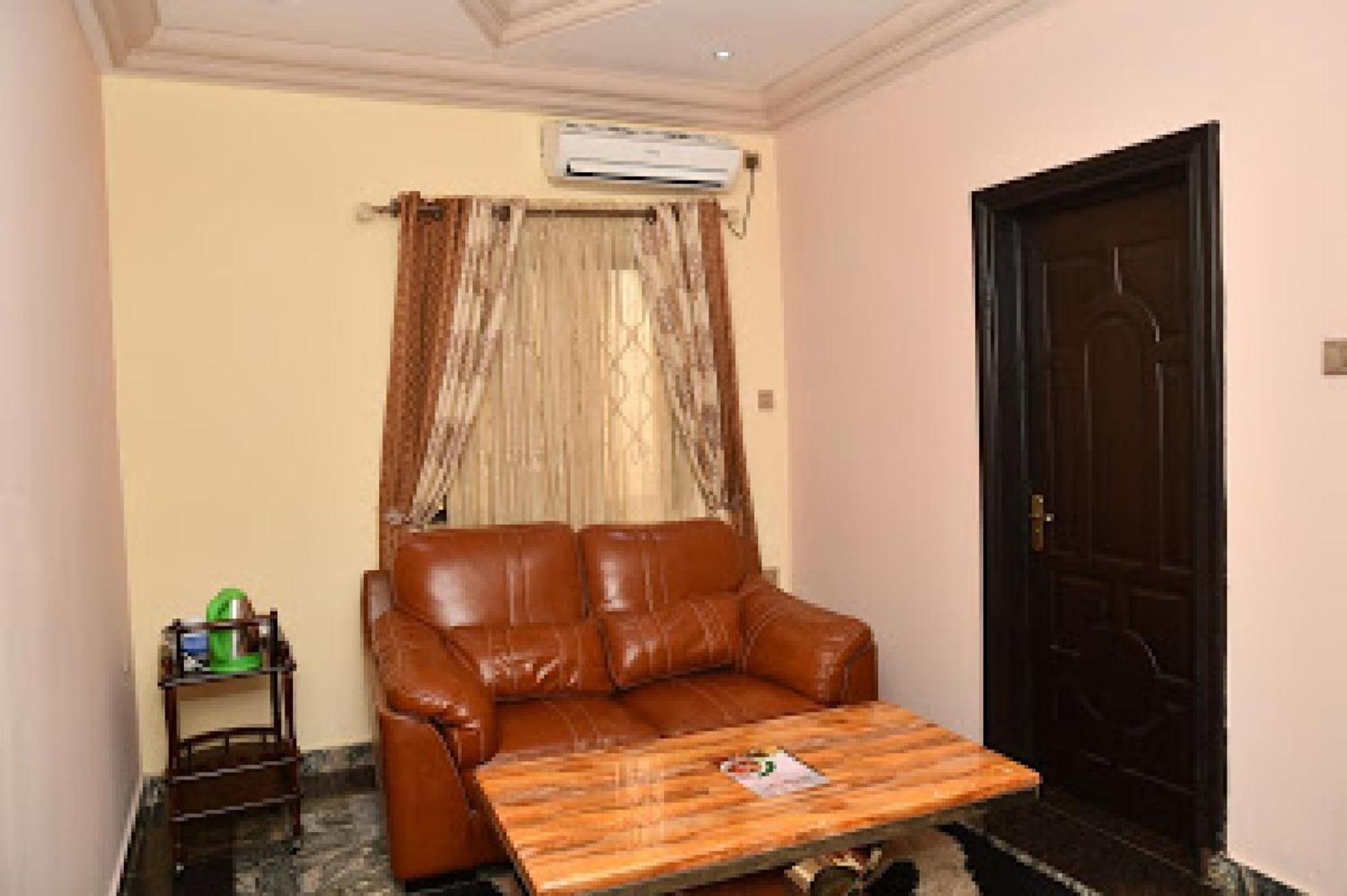 Room In Lodge - Choice Gate Hotel Suitespresidential Suite For 6 Benin City Exterior photo