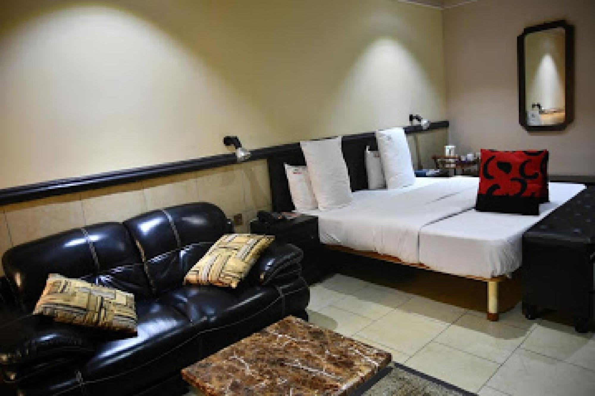 Room In Lodge - Choice Gate Hotel Suitespresidential Suite For 6 Benin City Exterior photo